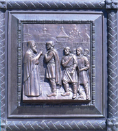 Рельеф "Целование Креста" на воротах храма Святого Благоверного Великого Князя Игоря Черниговского